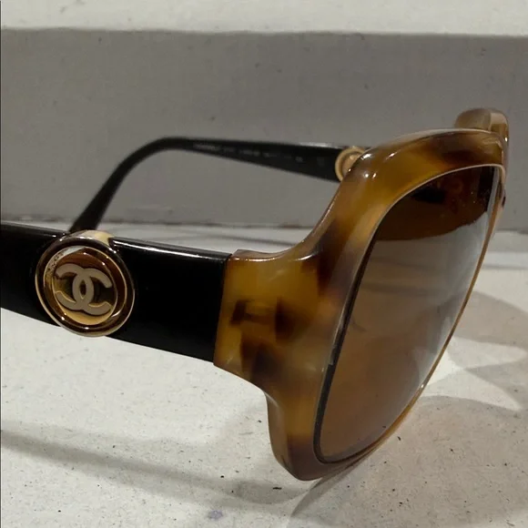 CHANEL Italy Vintage Tortoise Shell light Honey color Sunglasses 🕶️ & hard Case - Picture 1 of 16